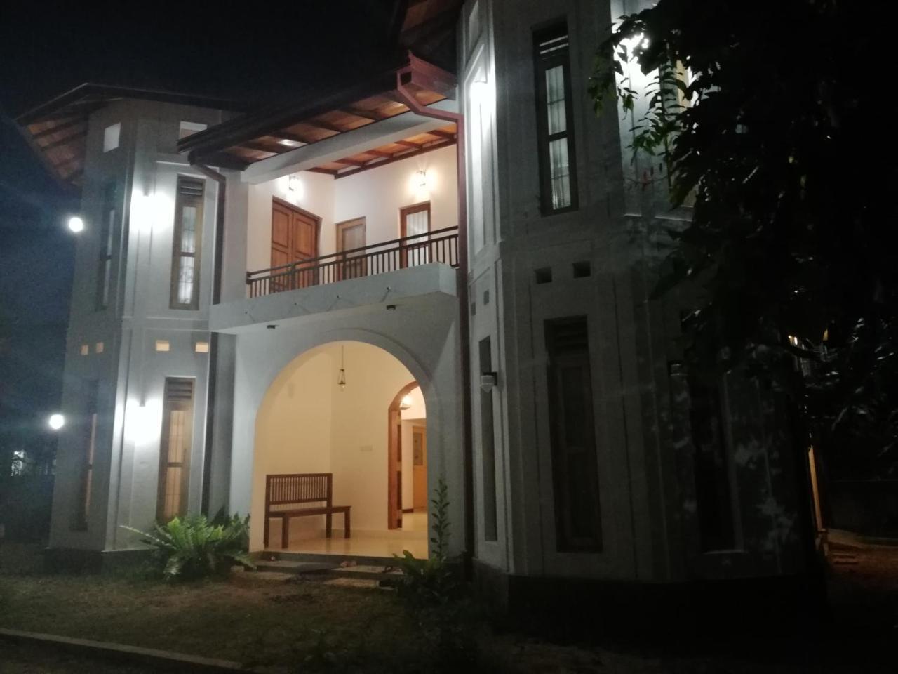 Air Port 5 Minutes Super Clean Upul Bed and Breakfast Negombo Eksteriør billede